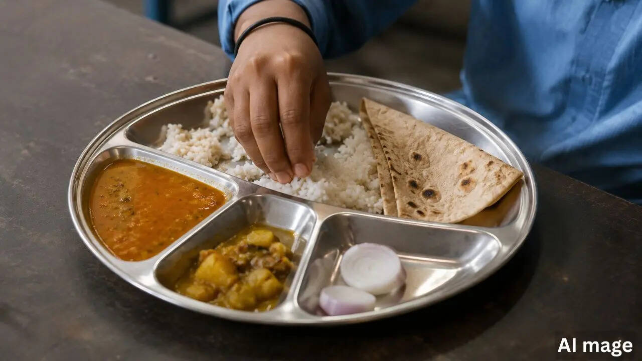 नंदुरबार हॉस्टल में खाना खाने के बाद 40 छात्र बीमार, जांच के लिए लैब भेजे गए सैंपल