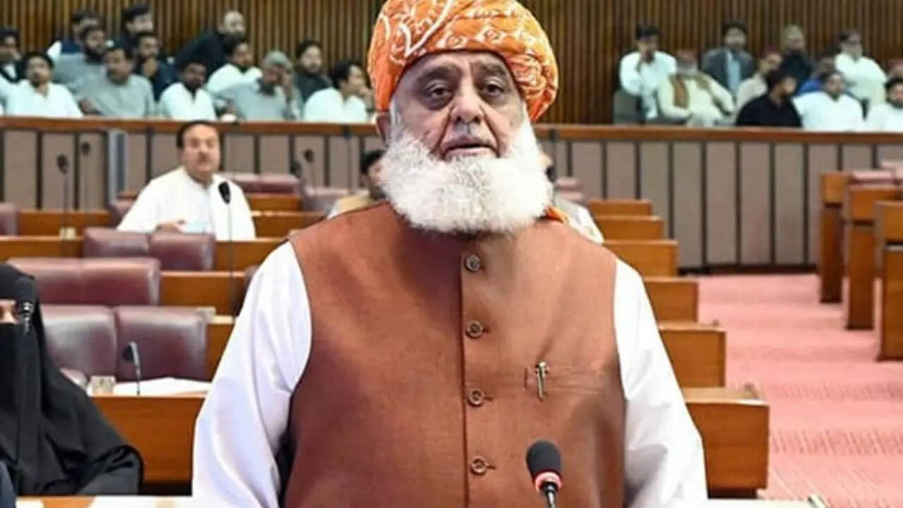 'वर्दी उतारो और चुनाव लड़ो...': पाकिस्तानी नेता ने सेना प्रमुख असीम मुनीर को दी खुली चुनौती; बोले- 'बलूचिस्तान हाथ से निकल चुका है'