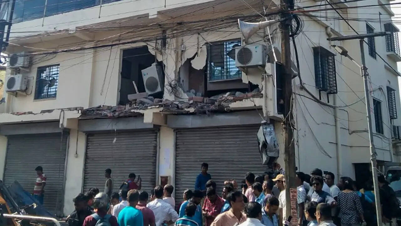 सुवेंदु के बुलडोजर एक्शन से अभिषेक बनर्जी को हाईकोर्ट ने दी राहत; डायमंड हार्बर कार्यालय को गिराने पर लगाई रोक