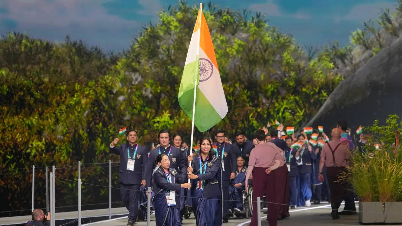 CWG 2026 Opening Ceremony: 23वें राष्ट्रंमडल खेलों का हुआ रंगारंग आगाज, मीराबाई चानू और लवलीना बोरगोहेन की ने भारतीय दल की अगुवाई