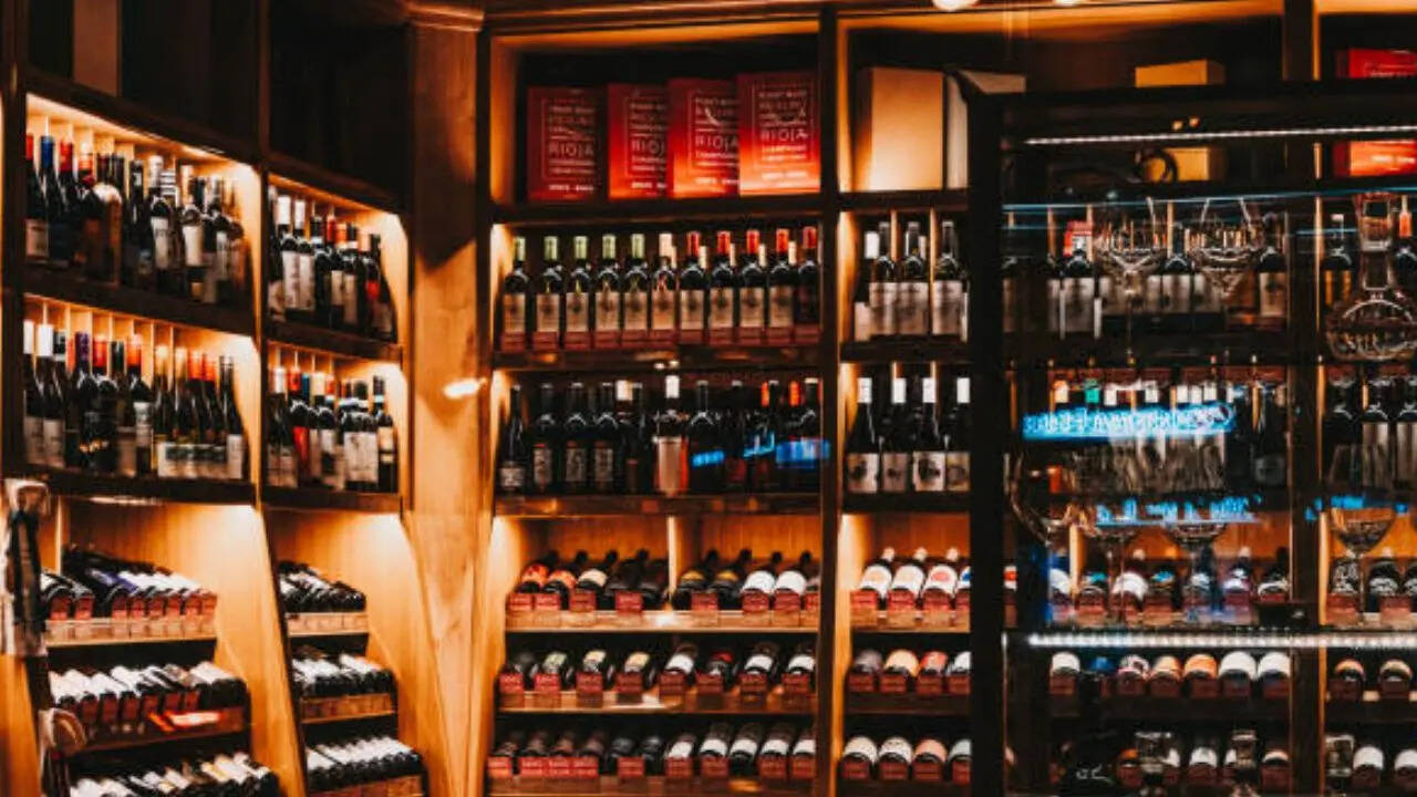 Delhi Liquor Shops: शराब शौकीनों का लगा झटका! वीकेंड पर 10 नहीं, अब 8 बजे बंद होंगी शराब की दुकानें; जानिए क्या है वजह