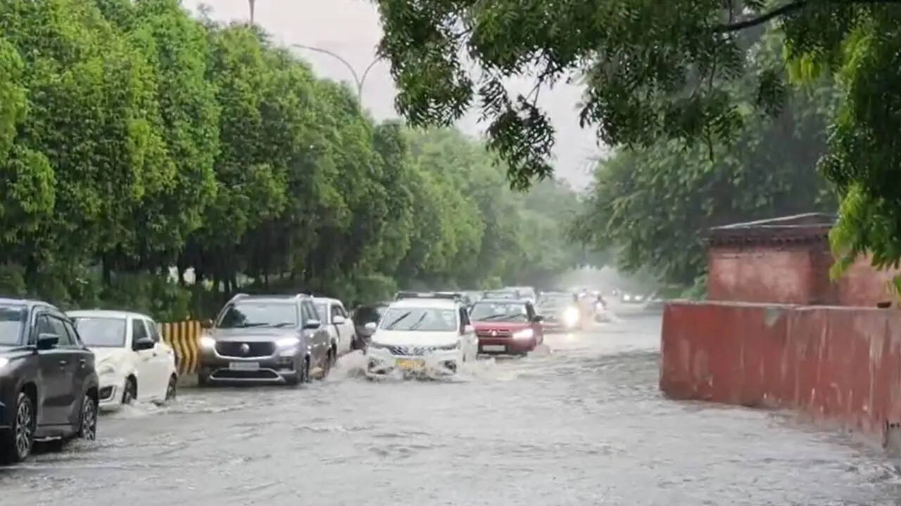 Noida News: कुछ ही देर की बारिश में डूबा नोएडा, सड़कें बनीं तालाब; अथॉरिटी की तैयारियों पर उठे सवाल