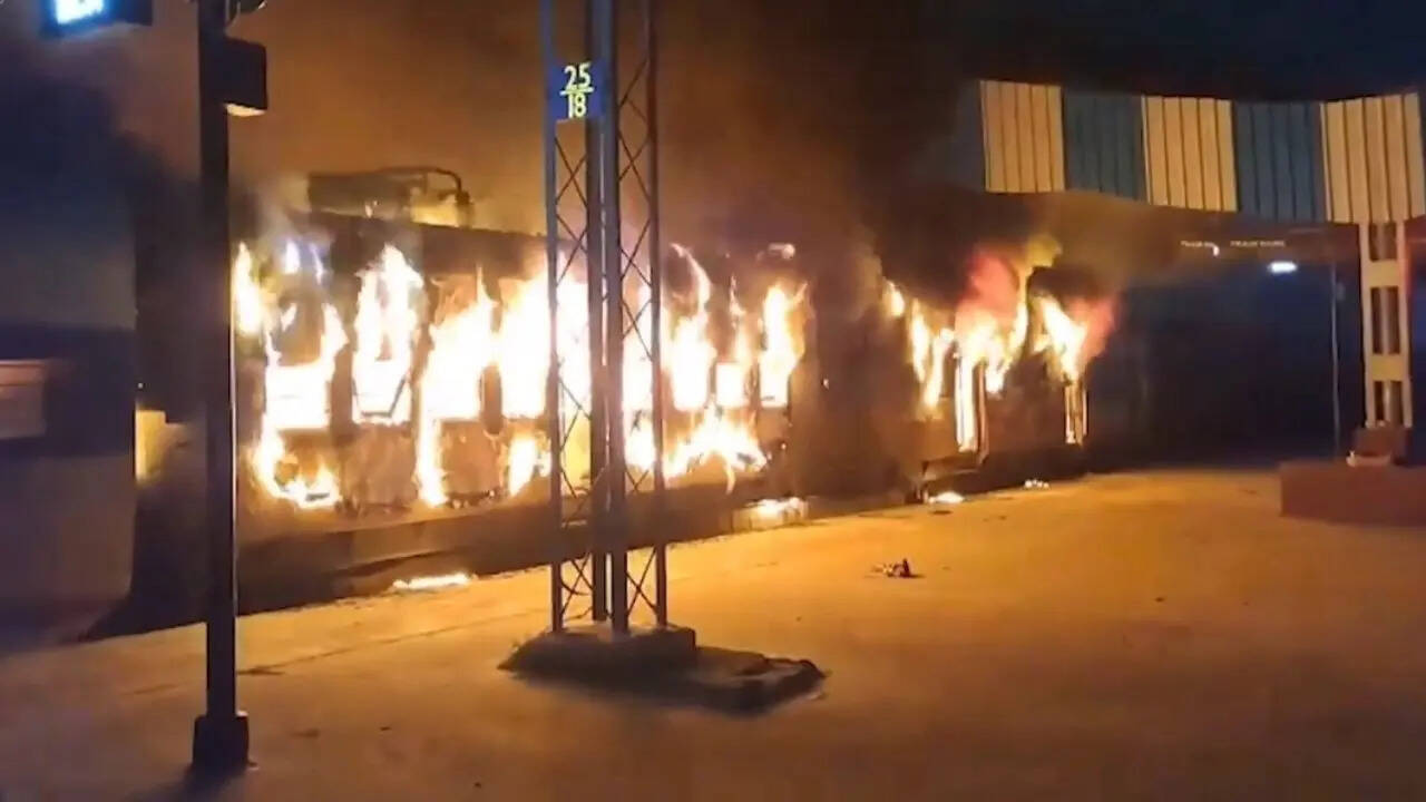 बिहार में बड़ा ट्रेन हादसा: सिमरी बख्तियारपुर स्टेशन पर ट्रेन के इंजन में लगी भीषण आग, मची अफरा-तफरी