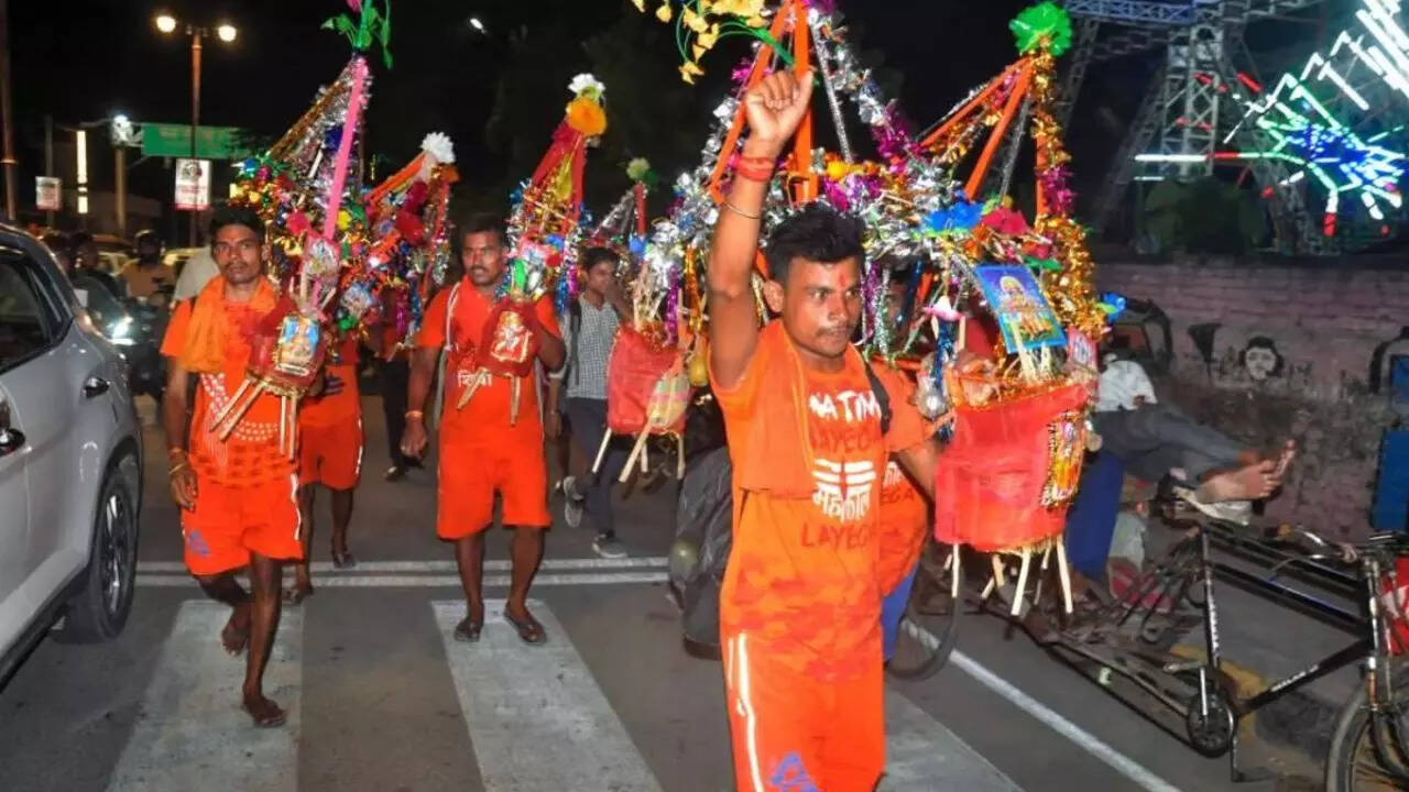 दिल्ली में कांवड़ यात्रा को लेकर बड़ा अलर्ट, 50 लाख कांवड़ियों की आहट के बीच 400 शिविरों को मिली मंजूरी; जानें कब से होगा ट्रैफिक डायवर्जन लागू