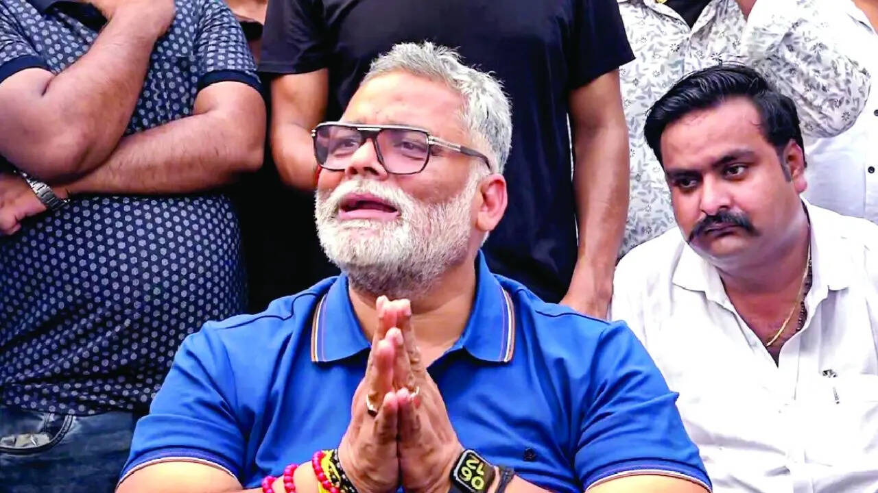 'मेरा बेटा तो खाना लेकर घर से निकला था, कैसे पहुंचा दिल्ली...', पप्पू यादव पर चप्पल फेंकने वाले की मां का चौंकाने वाला दावा