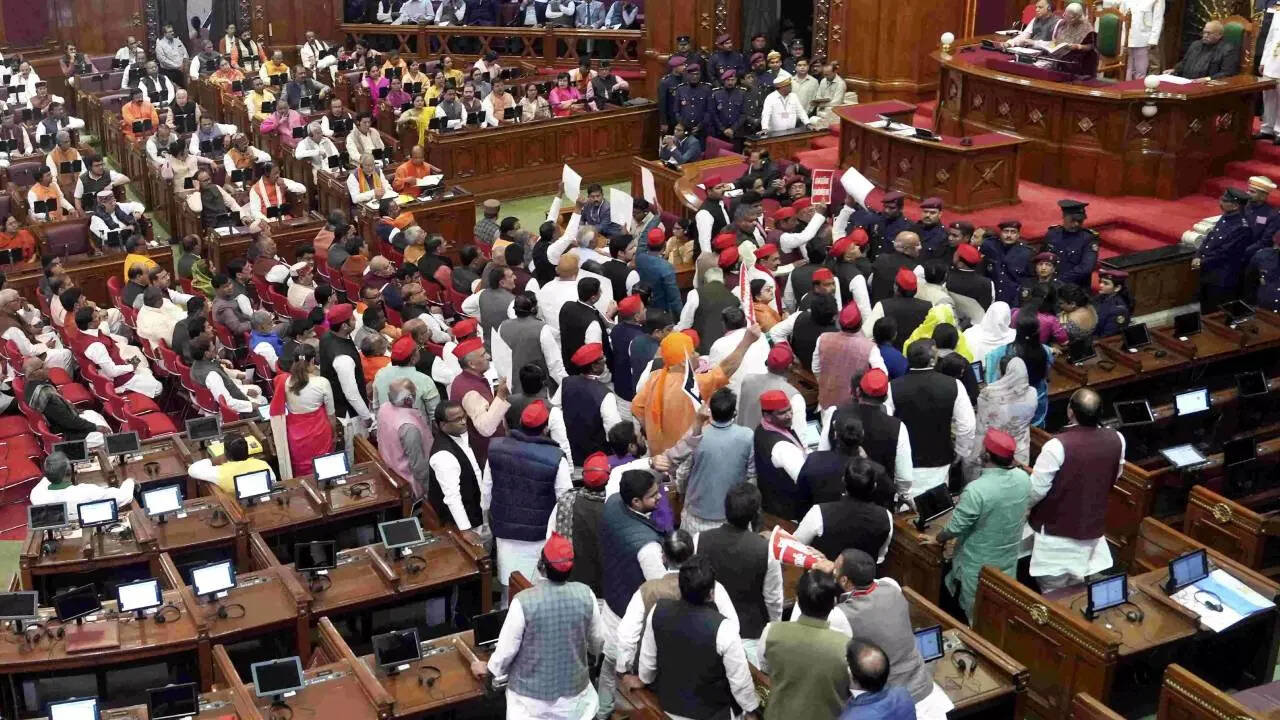 UP Assembly: राम मंदिर चंदा चोरी मुद्दे पर विधानसभा में हंगामा, सपा विधायक वेल में उतरे; आज पेश होगा अनुपूरक बजट