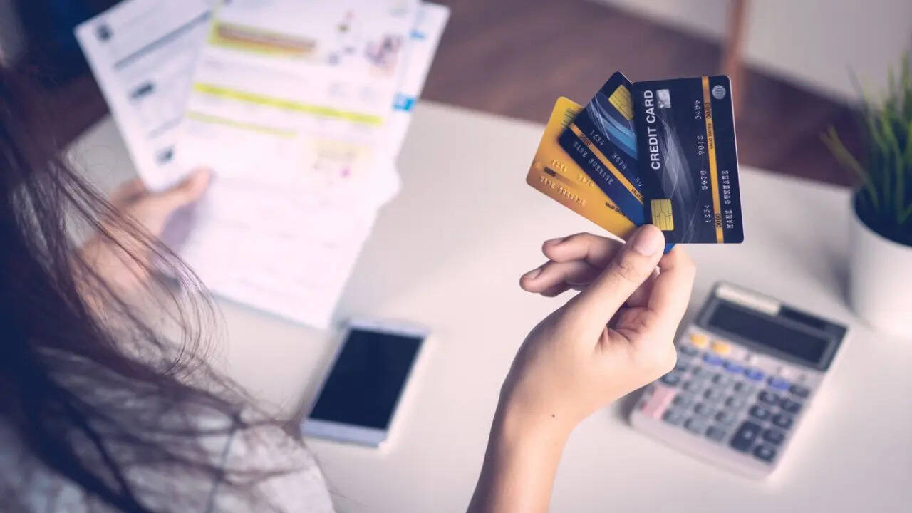 मनोरंजन और बाहर खाने-पीने के शौकीन ऐसे चुनें अपने लिए बेस्ट Credit Card, हर खर्च पर होगी तगड़ी बचत