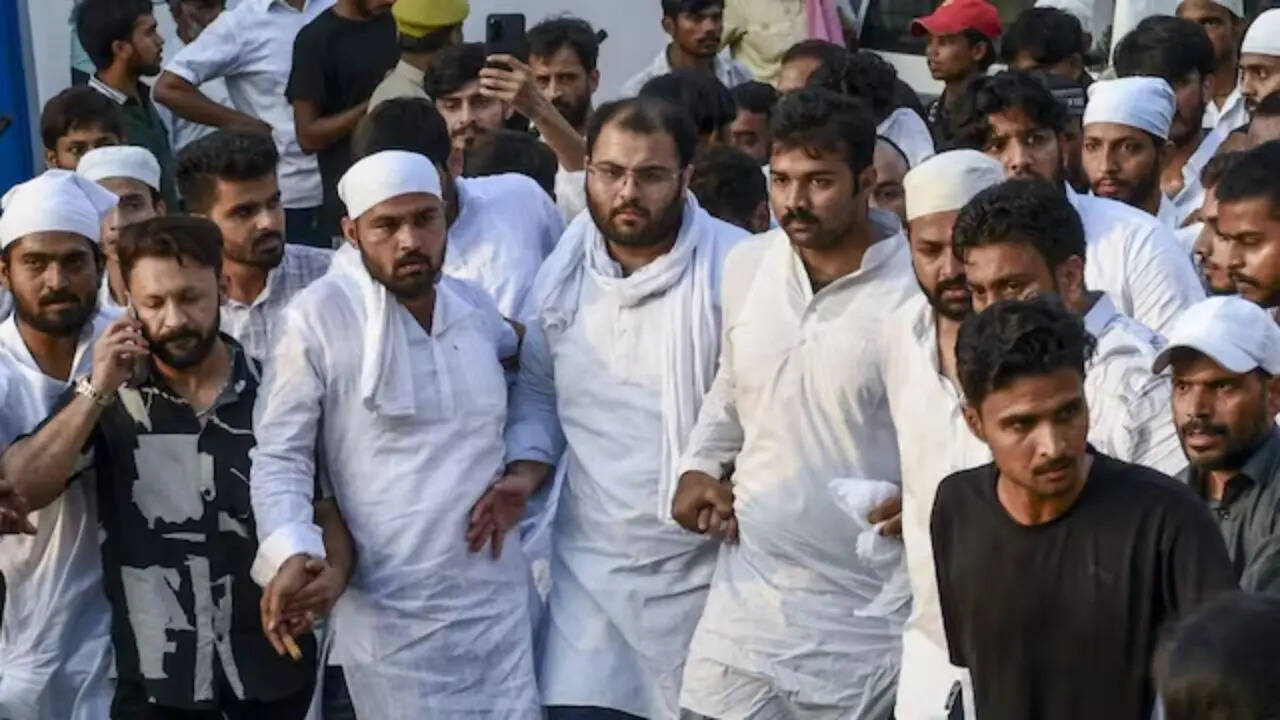 अतीक अहमद के बेटे को ले जा रहे पुलिस वाहनों के पीछे लगीं 28 गाड़ियां, फिर अधिकारियों ने एक्शन लेते हुए क्या किया?