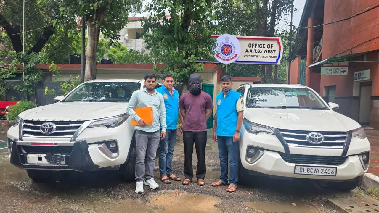 गजब! एक ही नंबर पर दौड़ रही थीं दो फॉर्च्यूनर, दोनों ही चोरी की निकली
