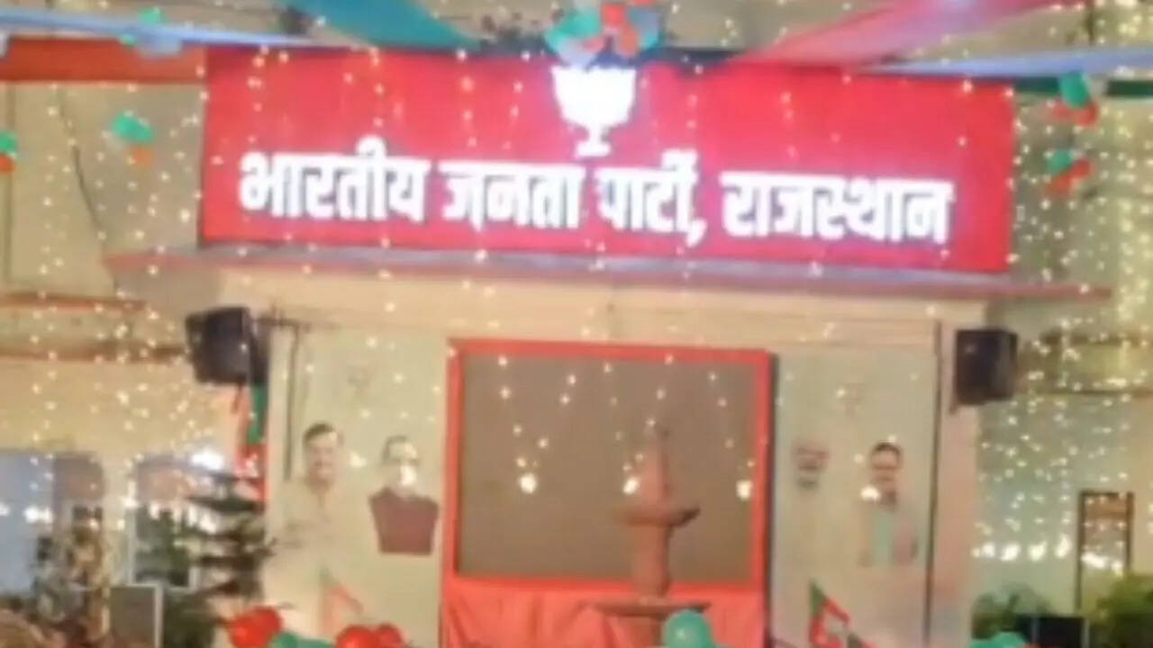 भाजपा के कार्यक्रम में बजा गलत वंदे मातरम्! प्रदेशाध्यक्ष ने मांगी माफी, कहा- तकनीकी और मानवीय भूल हुई
