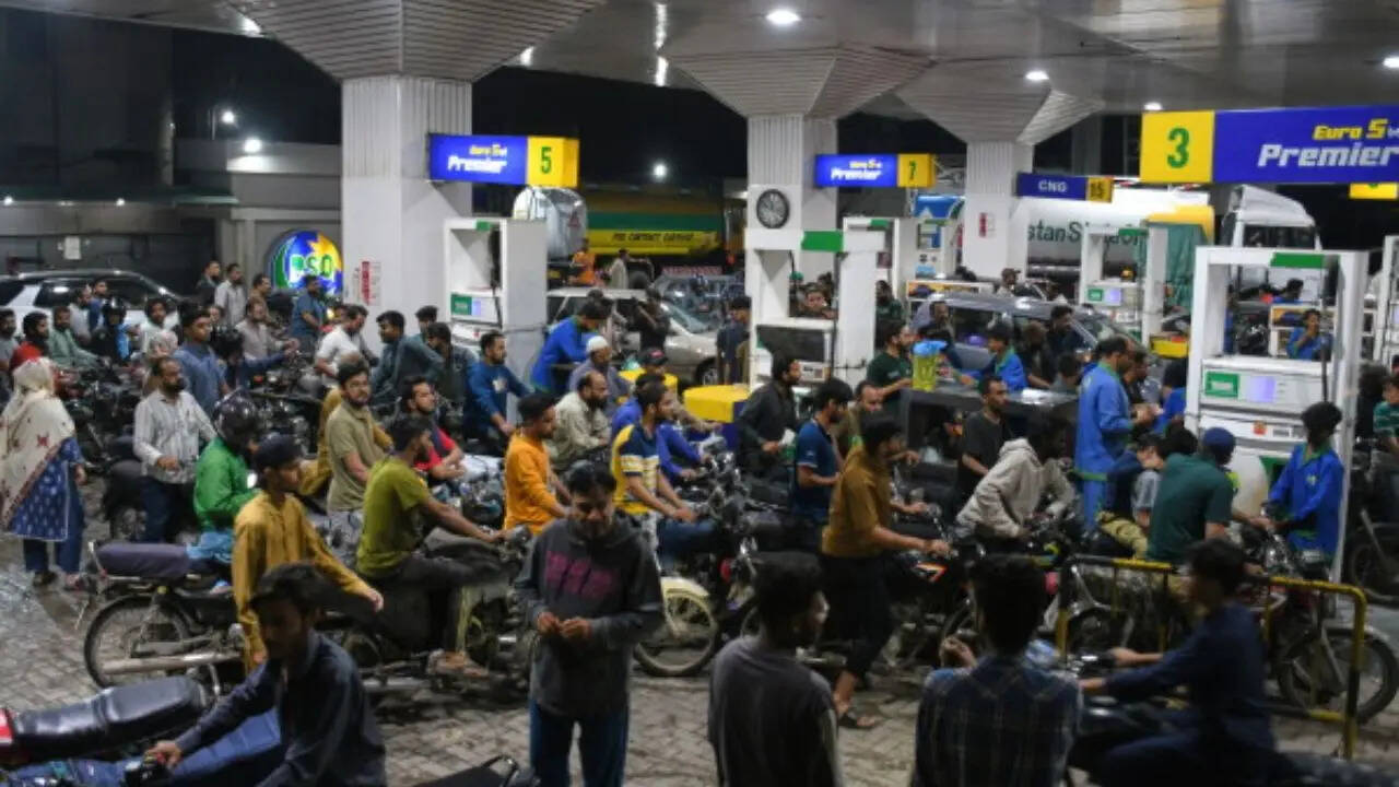 पाकिस्तान में महंगाई की एक और मार, पेट्रोल ₹5.77 और डीजल ₹6.47 प्रति लीटर महंगा, नई दरें लागू