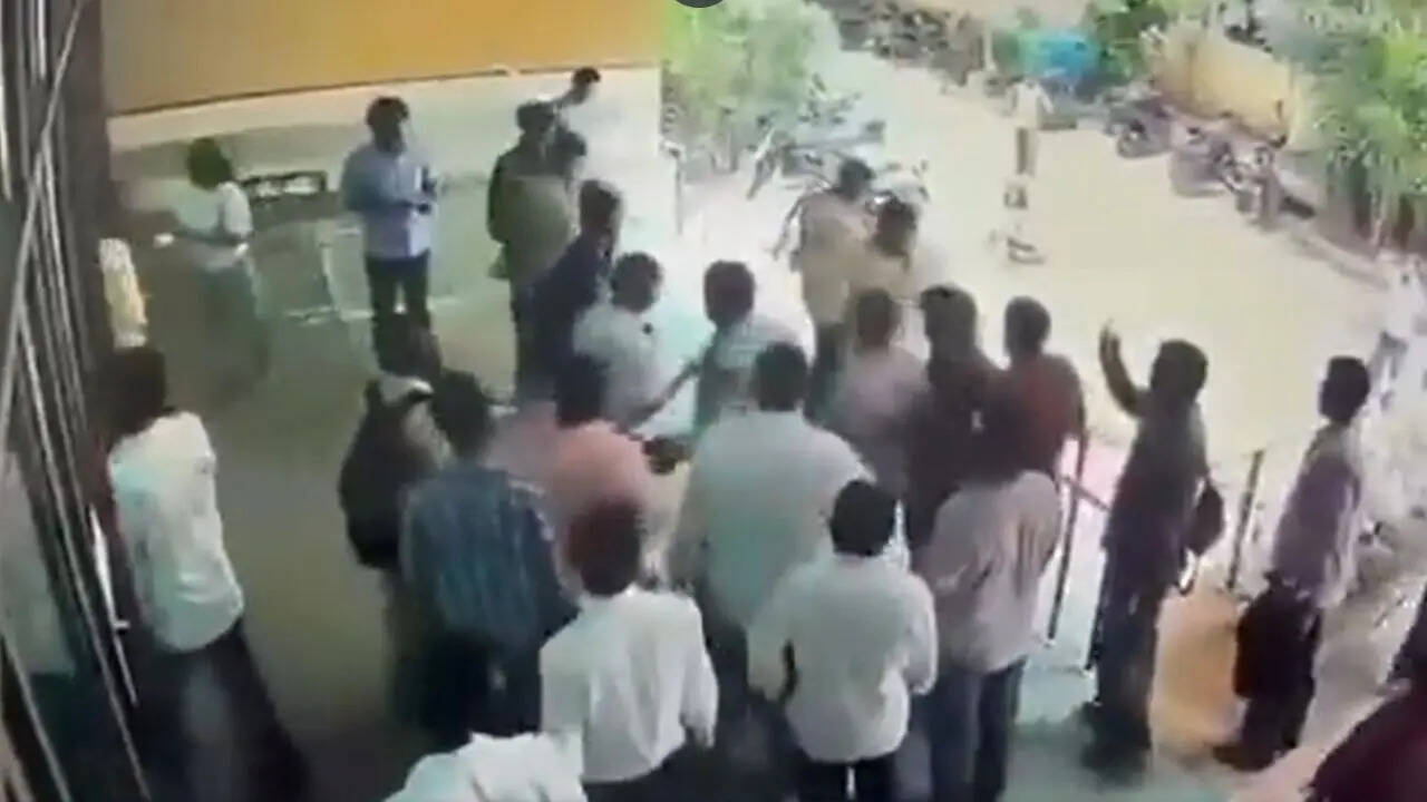 DU प्रोफेसर को थप्पड़ मारने वाला छात्र सस्पेंड, मामले को लेकर 12 बजे उमंग भवन में शिक्षकों का हल्ला बोल